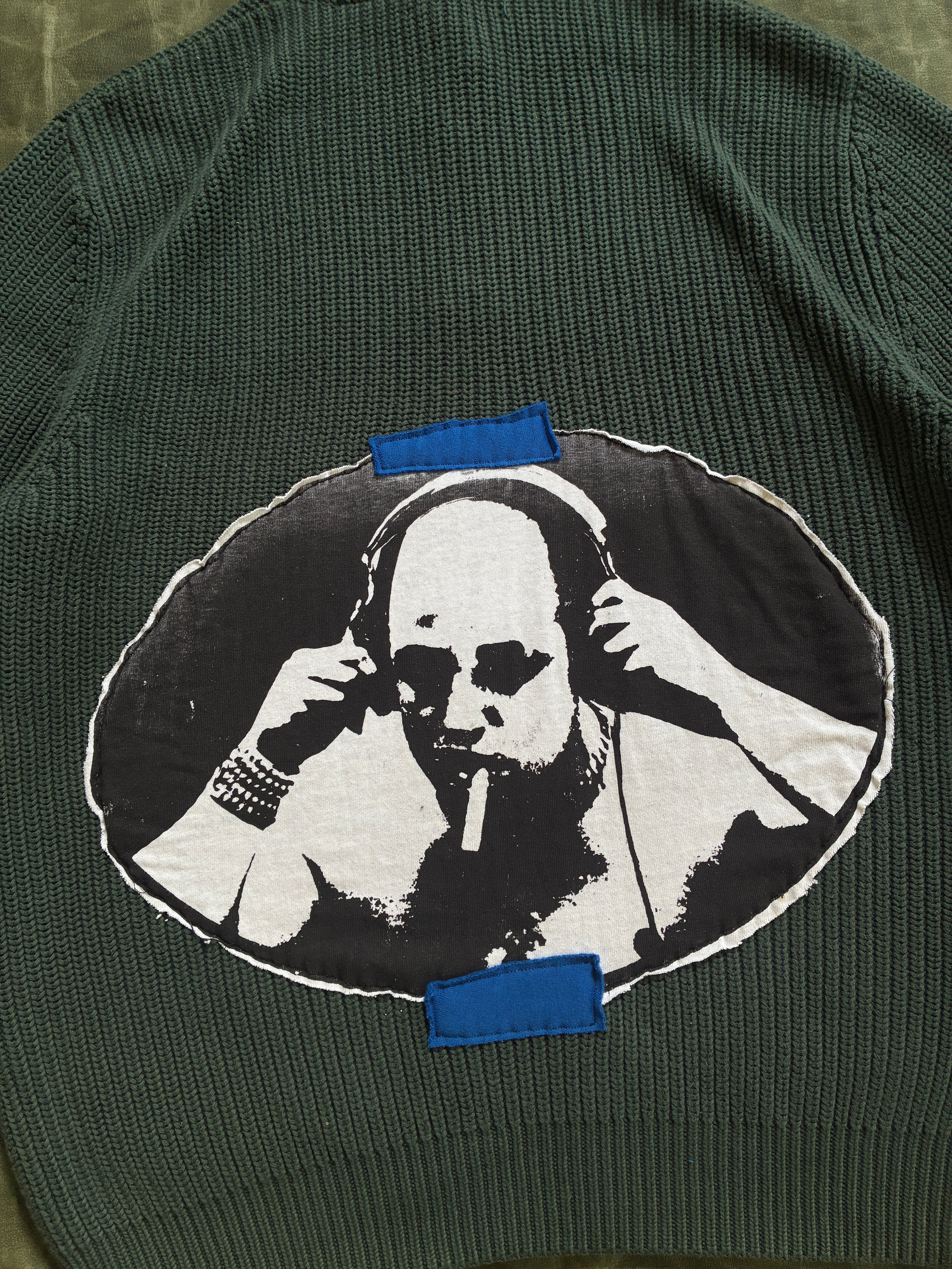 debo "headphone punk" sweater
